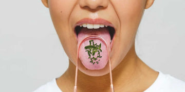 eliminar bacterias con raspador de lengua para evitar enfermedades