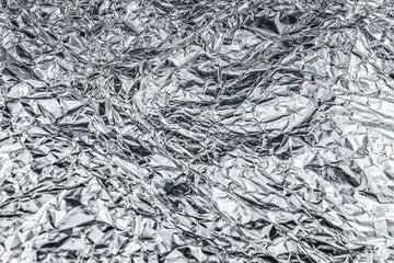 El aluminio, aquél enemigo que nadie quiere tener cerca, pero que está en todas partes. Tira a la basura tu desodorante con aluminio. 