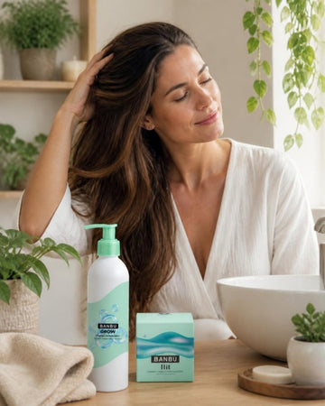 Mujer en un baño luminoso con el champú anticaída GROW y el champú sólido HIT de BANBU
