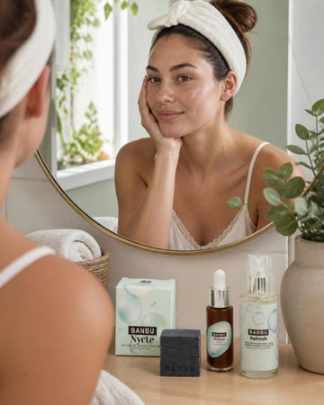 Mujer con piel mixta junto a la mousse NYCTE, el sérum MELLOW y el tónico REFRESH de BANBU