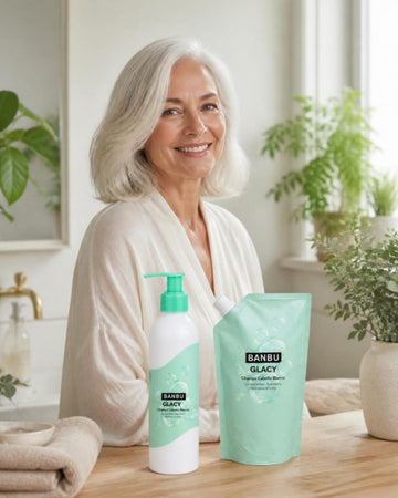 Mujer con pelo blanco brillante junto al champú GLACY y su recarga de BANBU