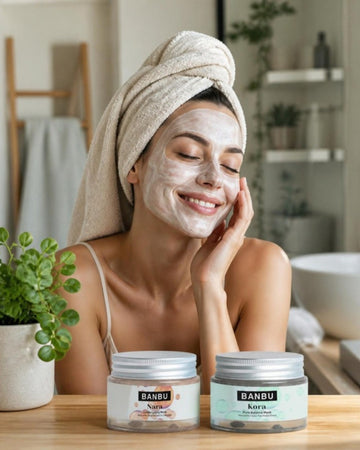 Mujer con mascarilla facial junto a las mascarillas Nara y purificante de BANBU