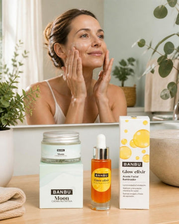 Mujer aplicándose crema junto a la crema MOON, el sérum GLOW ELIXIR y el bálsamo RADIANCE de BANBU