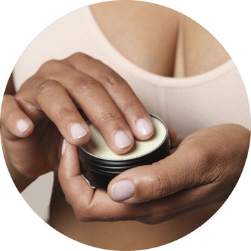 Chica aplicando desodorante en crema de Banbu, disfrutando de una protección suave y natural