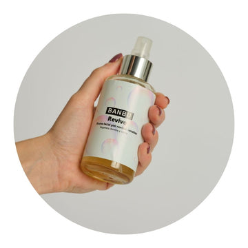 Botella de tónico facial ecológico, diseñada para equilibrar y refrescar la piel con ingredientes naturales, adaptado a diferentes tipos de piel