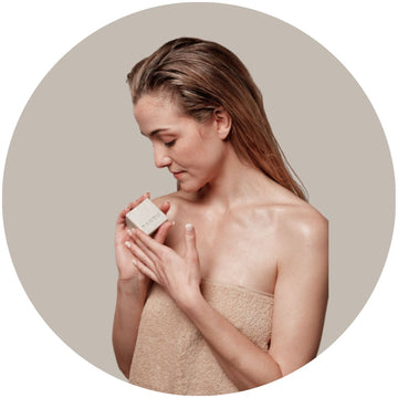 Varios jabones sólidos ecológicos en la colección, con diferentes aromas y propiedades para un cuidado natural y suave de la piel.