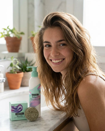 Chica sonriendo junto al acondicionador BALANCE y el champú sólido BLOOM para pelo fino