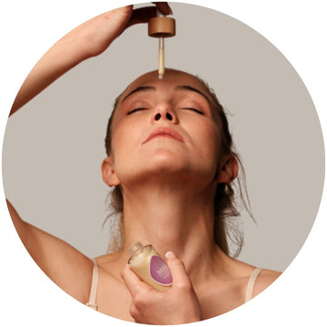 Chica aplicándose sérum facial, dejando que su piel absorba los activos para una hidratación profunda y un cuidado natural