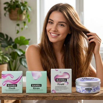 Chica con melena larga junto al champú FLASH, el champú RIVUS, el acondicionador FRUIT y la mascarilla Velvet de BANBU