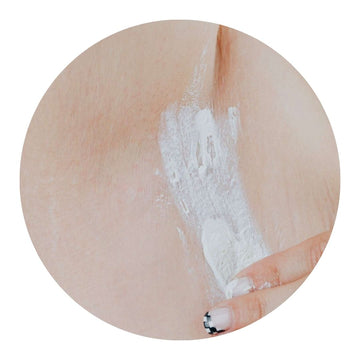 Primer plano de una axila mientras se aplica un desodorante natural de Banbu, ofreciendo protección eficaz y cuidado para la piel.
