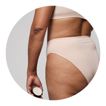 Chica sosteniendo un desodorante natural para pieles sensibles de Banbu, diseñado para una protección suave y sin irritaciones.
