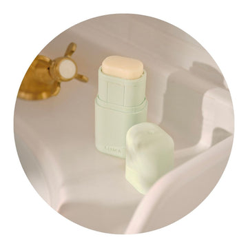 Pack de desodorante sólido natural y aplicador de Banbu, ofreciendo una solución práctica y ecológica para una protección duradera.