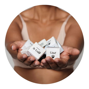 Chica con las mini tallas de nuestros productos en la mano