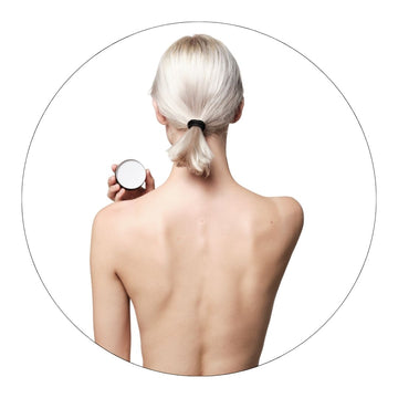 Chica de espaldas mostrando un refill de desodorante en crema de Banbu, listo para ser recargado de manera sostenible.