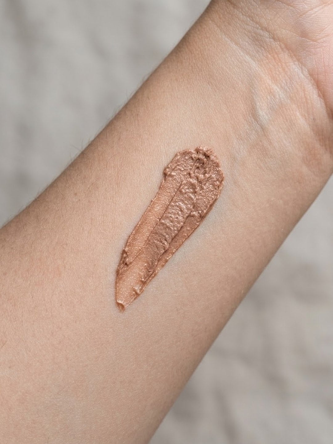 Swatch del bálsamo marrón sobre la piel