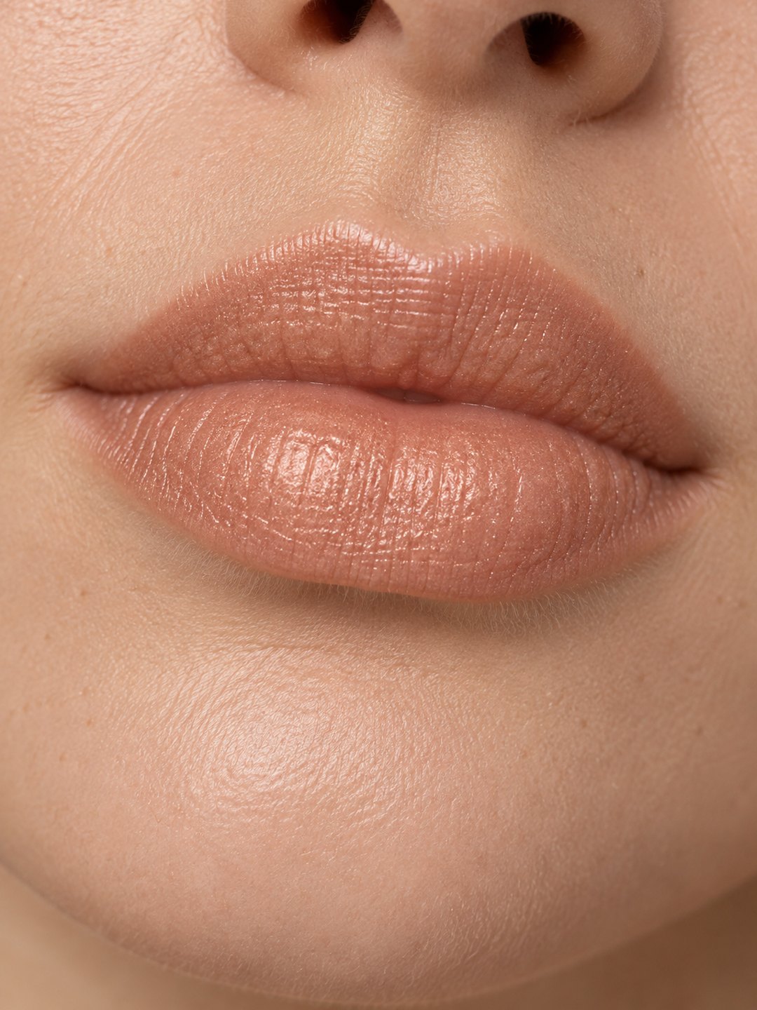 Bálsamo marrón aplicado en los labios