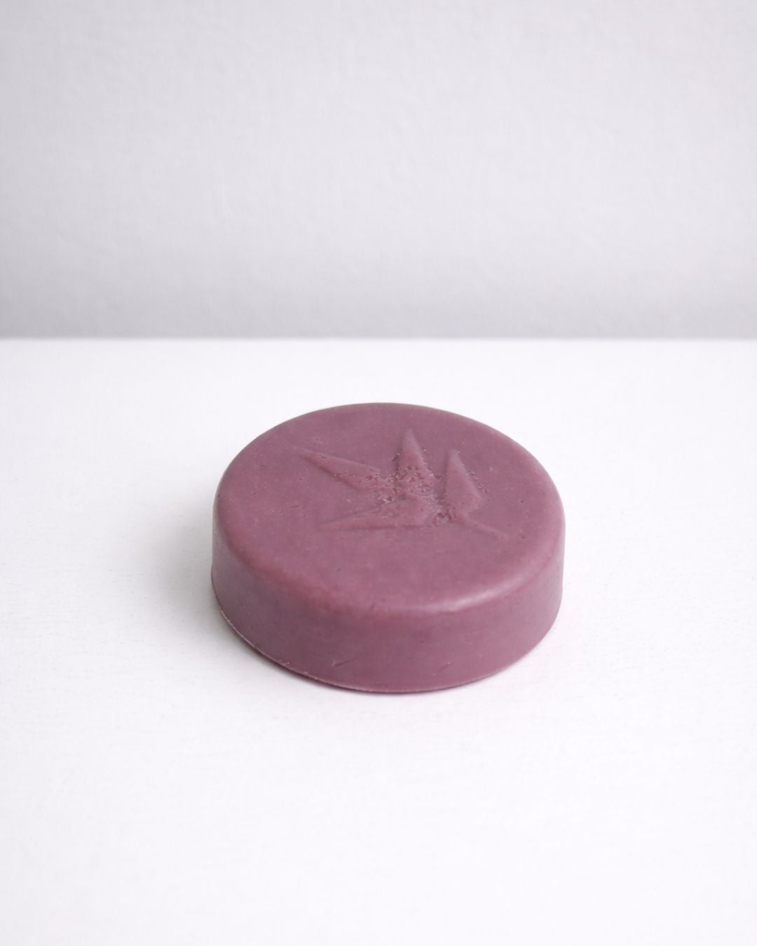 Acondicionador sólido en pastilla para cabello rizado.