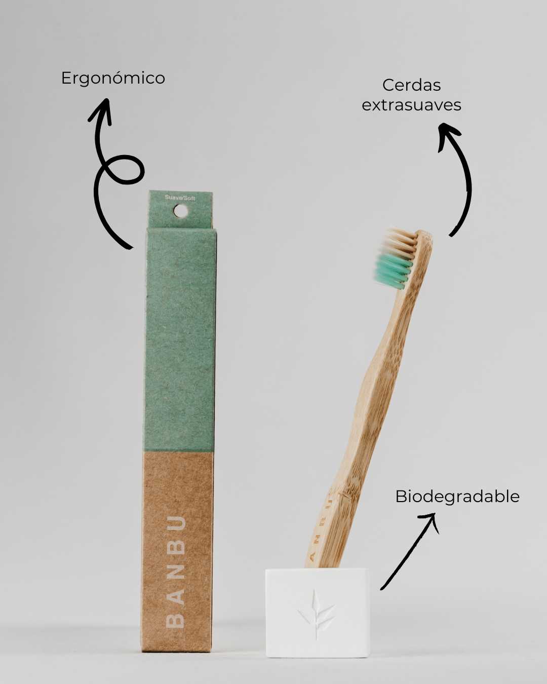 Cepillo de dientes infantil de la marca BANBU Se muestra el cepillo de bambú con cerdas bicolor, acompañados de flechas que destacan las características: Ergonómico, Cerdas extrasuaves y Biodegradable.