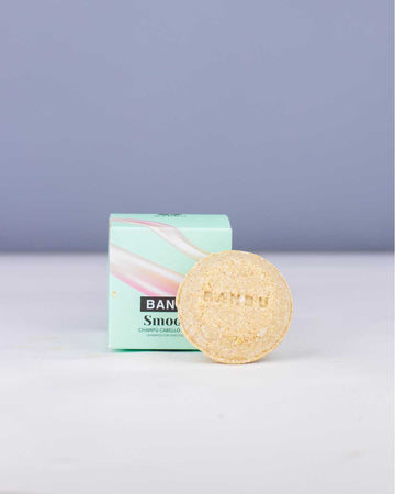 Presentación del champú anticaspa sin sulfatos Smooth de Banbu en pastilla con su caja, tratamiento natural para dermatitis seborreica y caspa.