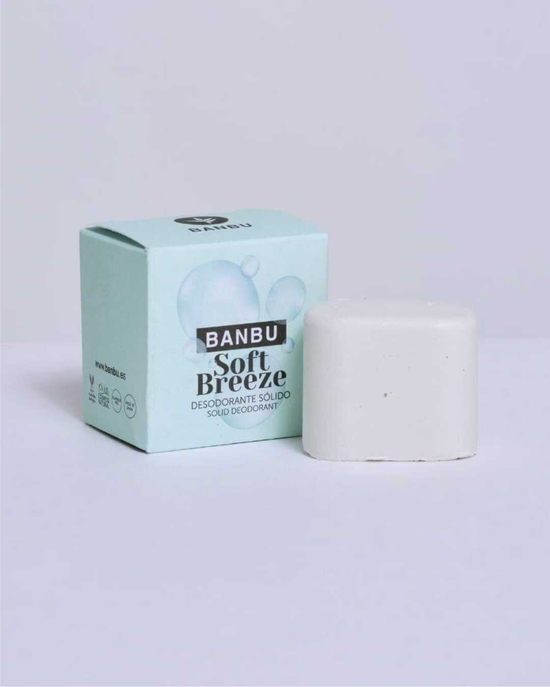 Desodorante sólido para piel sensible Soft Breeze junto a su caja ecológica. Desodorante natural sin aluminio, sin alcohol ni químicos, con fórmula suave y efectiva.