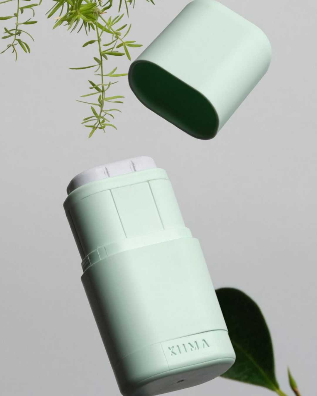 Desodorante sólido natural Soft Breeze con formato compatible con aplicador recargable. Desodorante sin aluminio ni alcohol, ideal para piel sensible.