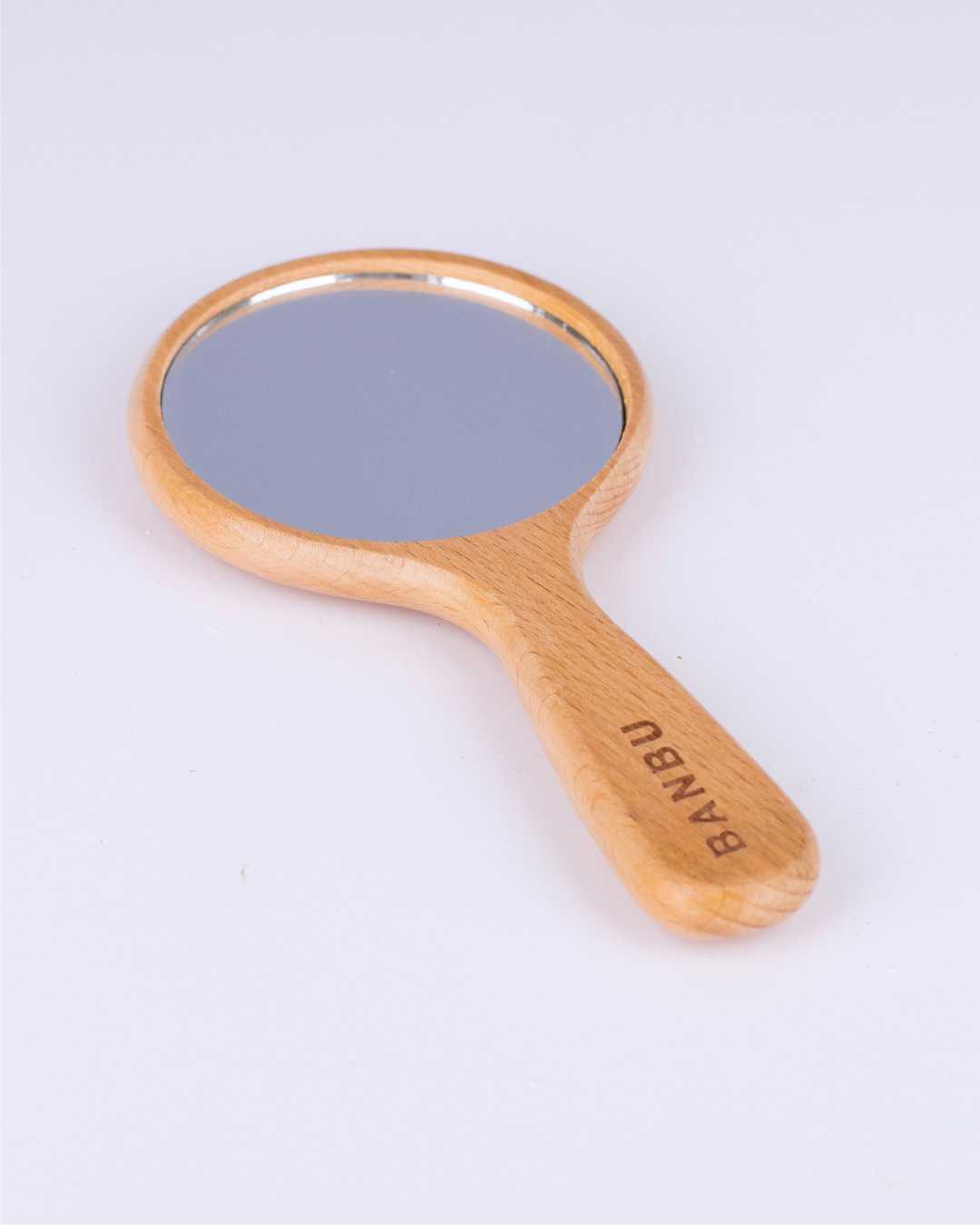 Espejo de viaje de madera con forma circular.