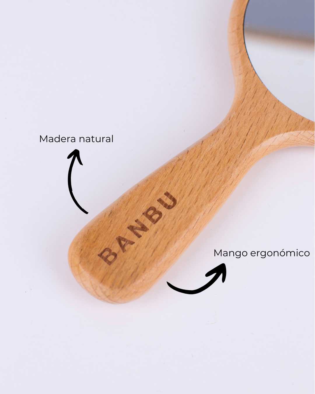 El espejo de viaje esta fabricado con madera natural. El mango que tiene es ergonómico facilitando la sujección del mismo. 