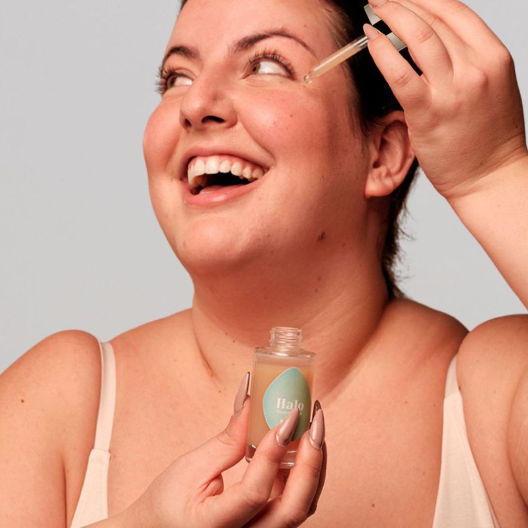 Mujer aplicando el contorno de ojos HALO, disfrutando de su sensación fresca y relajante