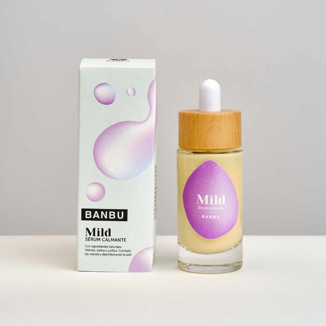 Sérum facial calmante MILD de Banbu, ideal para pieles sensibles, mostrando el envase en un fondo limpio y natural.