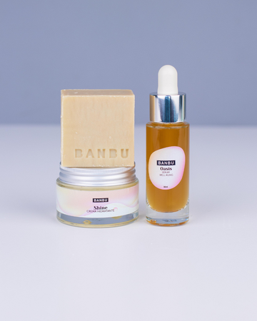 Pack facial para piel seca contiene un mousse limpiador, una crema hidrante y una sérum antiedad natural