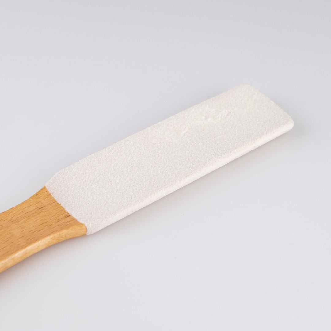 Raspador exfoliante de pies de madera de Banbu para eliminar callosidades y piel muerta. alargado con mago creado en madera que tiene en la parte alta superficie rugosa para exfoliar. 