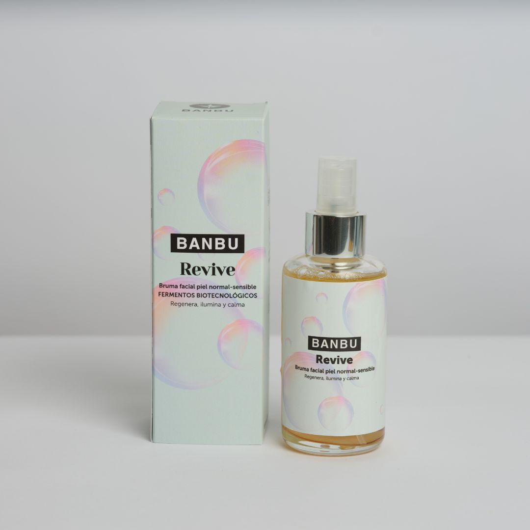 Tónico REVIVE de Banbu para pieles secas y sensibles, presentado junto a su caja ecológica alargada y minimalista con un toque de color. 