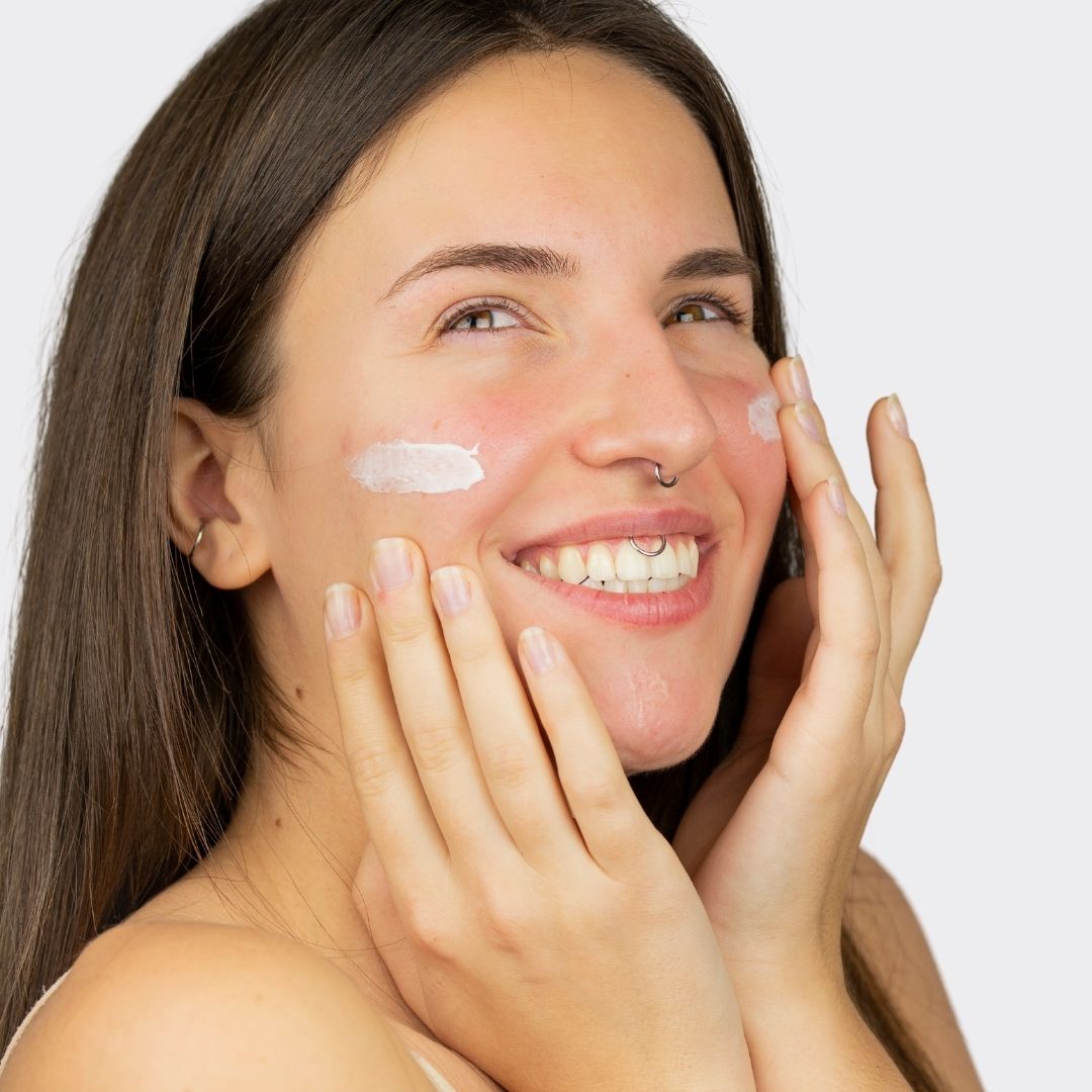 Crema facial ecológica hidratante Shine de Banbu en envase sostenible, con una fórmula ligera y de rápida absorción para mantener la piel hidratada y luminosa