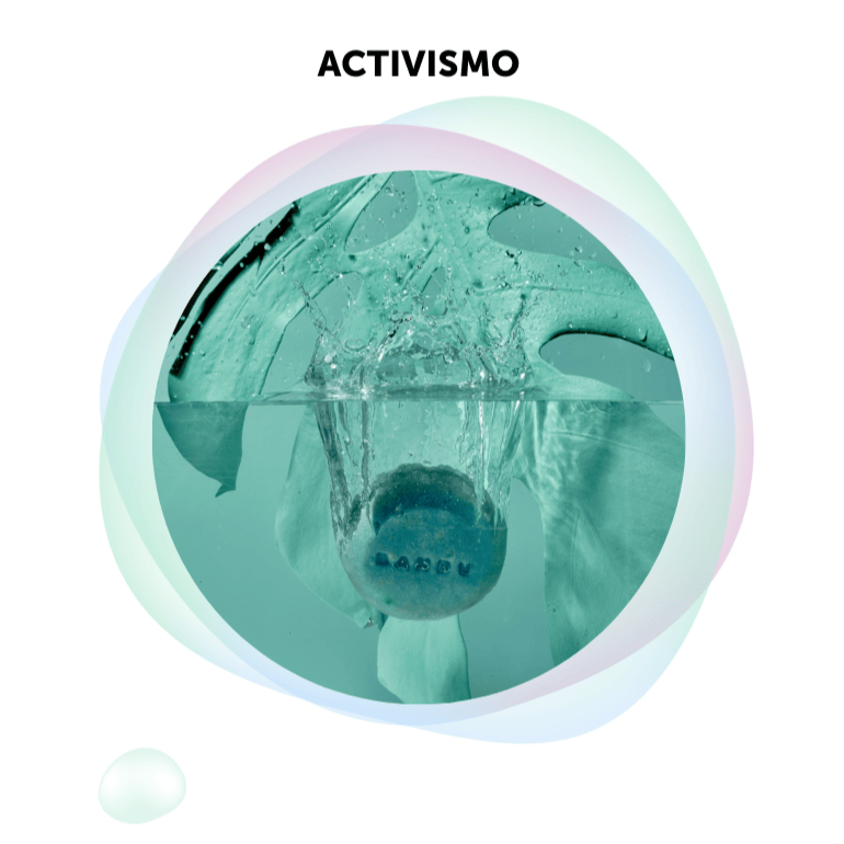  Imagen de un producto de Banbu con el texto "Activismo". Refleja el compromiso de la marca con un consumo consciente y responsable, promoviendo un cambio real hacia la sostenibilidad más allá de modas o tendencias.