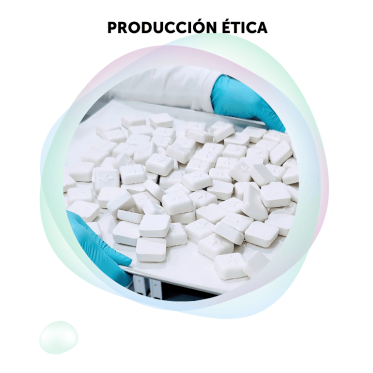 Imagen de productos en la cadena de producción con el texto "Producción ética". Destaca el compromiso de Banbu con una cosmética natural elaborada de manera responsable, respetando el medio ambiente y asegurando procesos éticos en cada etapa.