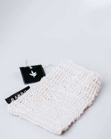 Saquito de sisal exfoliante con una etiqueta que lleva de la marca