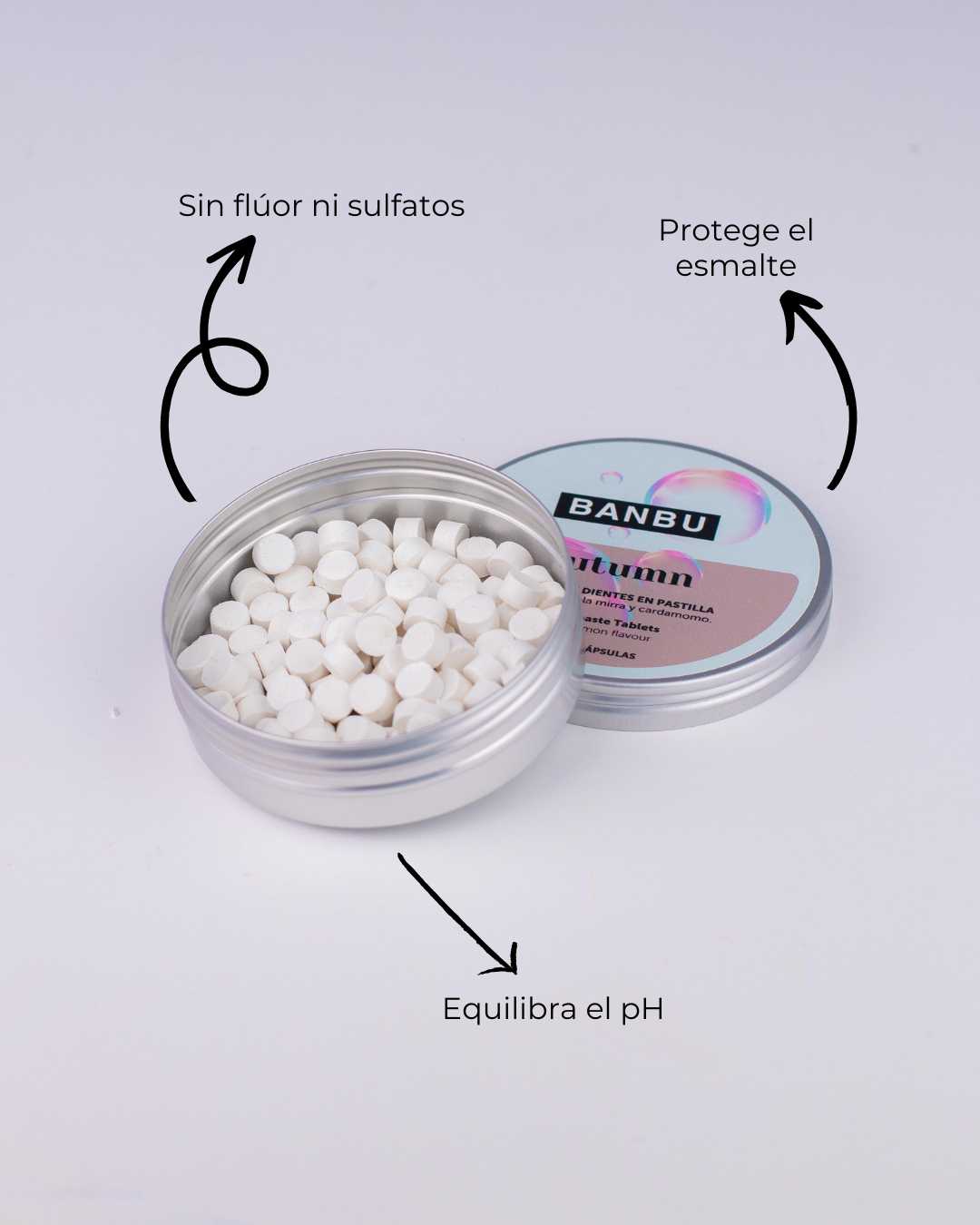 Envase de aluminio abierto con las pastillas de dentífrico sin flúor ni sulfatos Autumn de Banbu, destacando gráficamente que equilibra el pH de la boca y protege el esmalte.