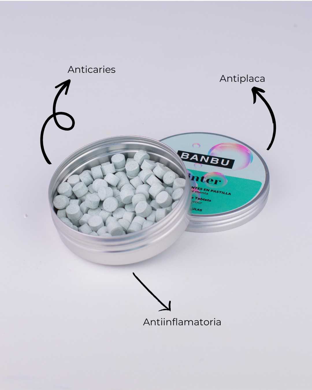 Envase de aluminio abierto con las pastillas del dentífrico sólido Winter de Banbu, destacando su triple acción: anticaries, antiplaca y antiinflamatoria.