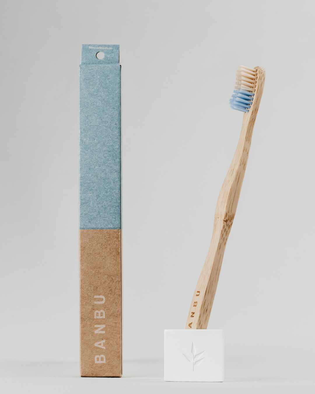 Cepillo de dientes de bambú con cerdas medias azules y packaging biodegradable
