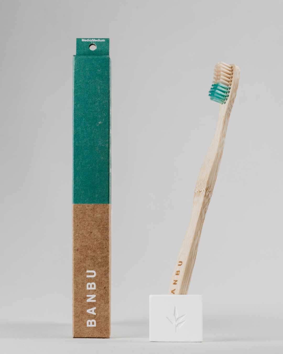 Cepillo de dientes de bambú con cerdas medias verdes y envase sin plástico