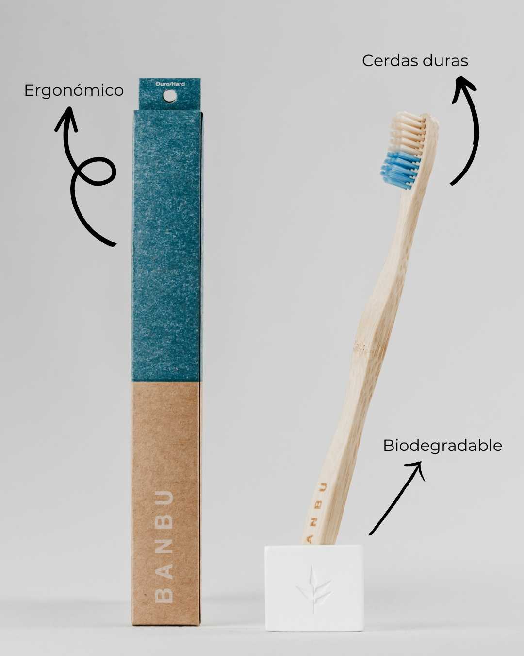 Cepillo de dientes duro de bambú con cerdas azules, mango ergonómico y biodegradable
