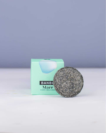 Champú sólido para cabello graso Mare de Banbu con su caja, tratamiento seboregulador con ingredientes naturales.
