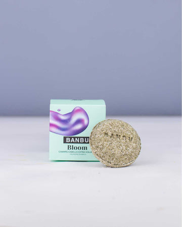 Packaging del champú sólido Bloom, la mejor opción natural para dar volumen al pelo fino sin residuos ni plásticos.