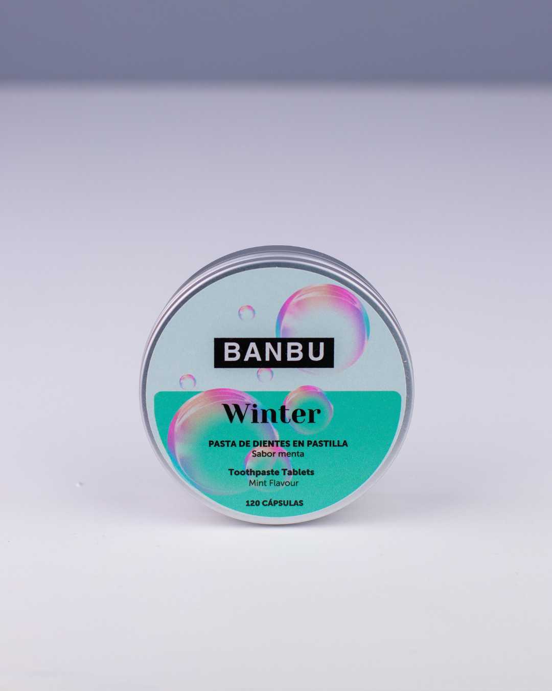 Envase sostenible abierto mostrando las pastillas de la pasta de dientes sin flúor y vegana Winter de Banbu, diseñada para un aliento fresco y cuidado antiinflamatorio.
