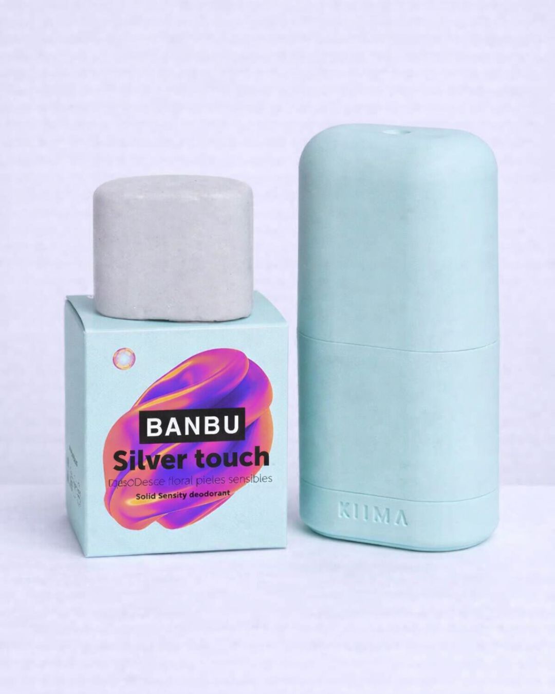 Formato de recarga del desodorante sólido Silver Touch de BANBU junto a su aplicador sostenible verde agua. Un producto con perfume frutal dulce 100% natural, formulado como un desodorante sin disruptores endocrinos ni ftalatos.
