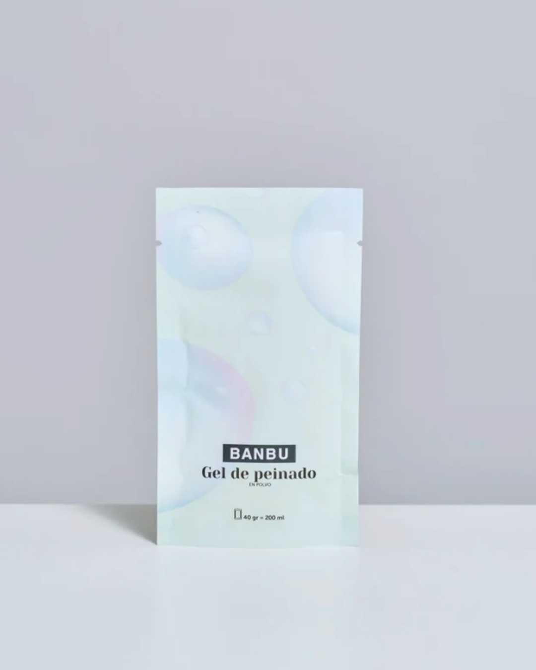 Gel de peinado ecológico en polvo para rizos.