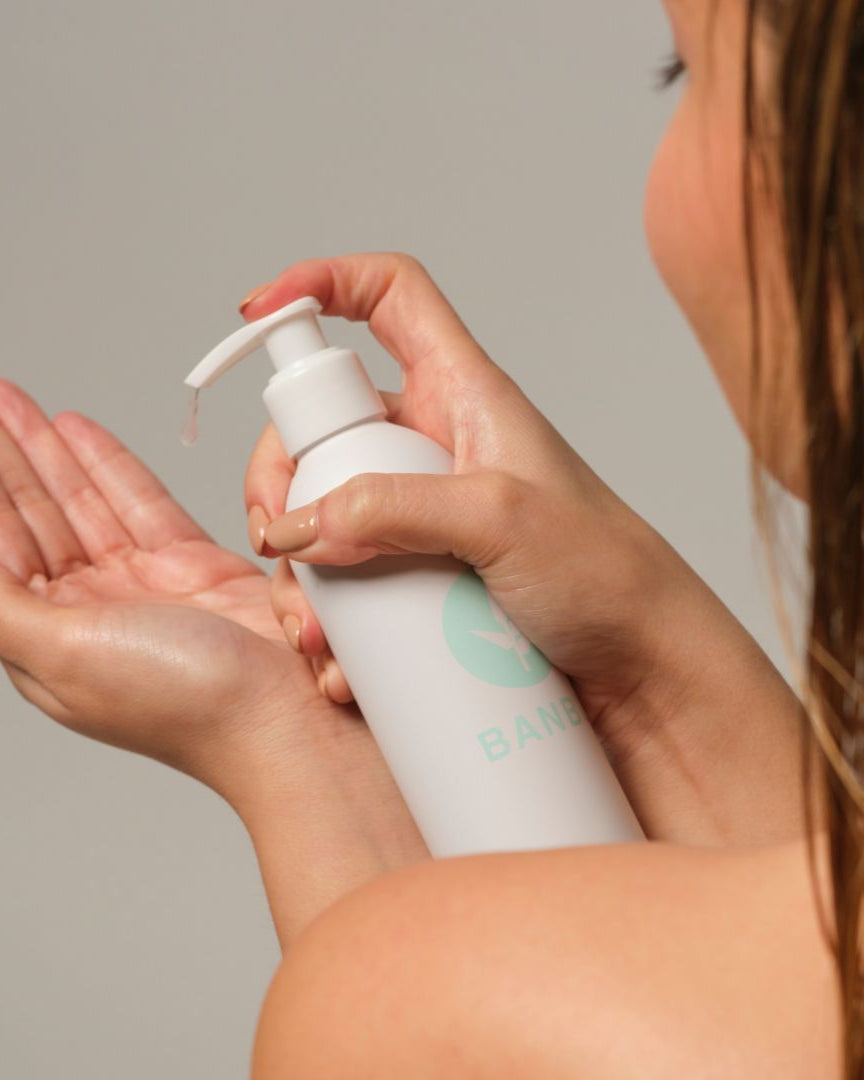 Gel de peinado ecológico en polvo para rizos.