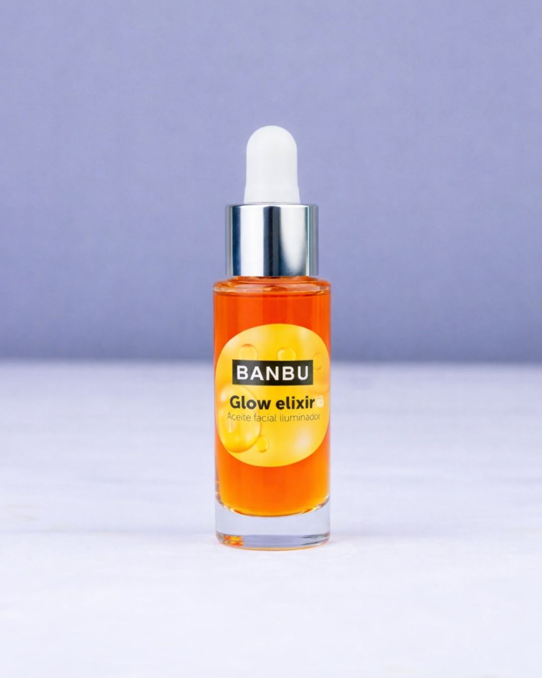 Presentación del nuevo envase y caja del aceite hidratante facial Glow Elixir de BANBU. Un sérum para piel seca diseñado para aportar luminosidad, nutrición intensiva y suavizar las líneas de expresión.