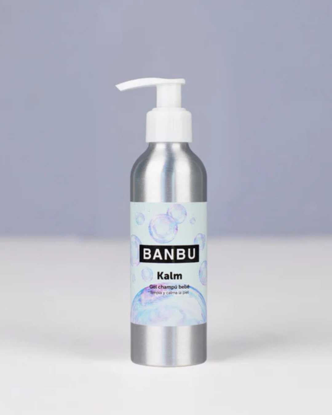 Botella del champú bebé Kalm en formato gel para piel sensible, diseñado para una limpieza suave y diaria.