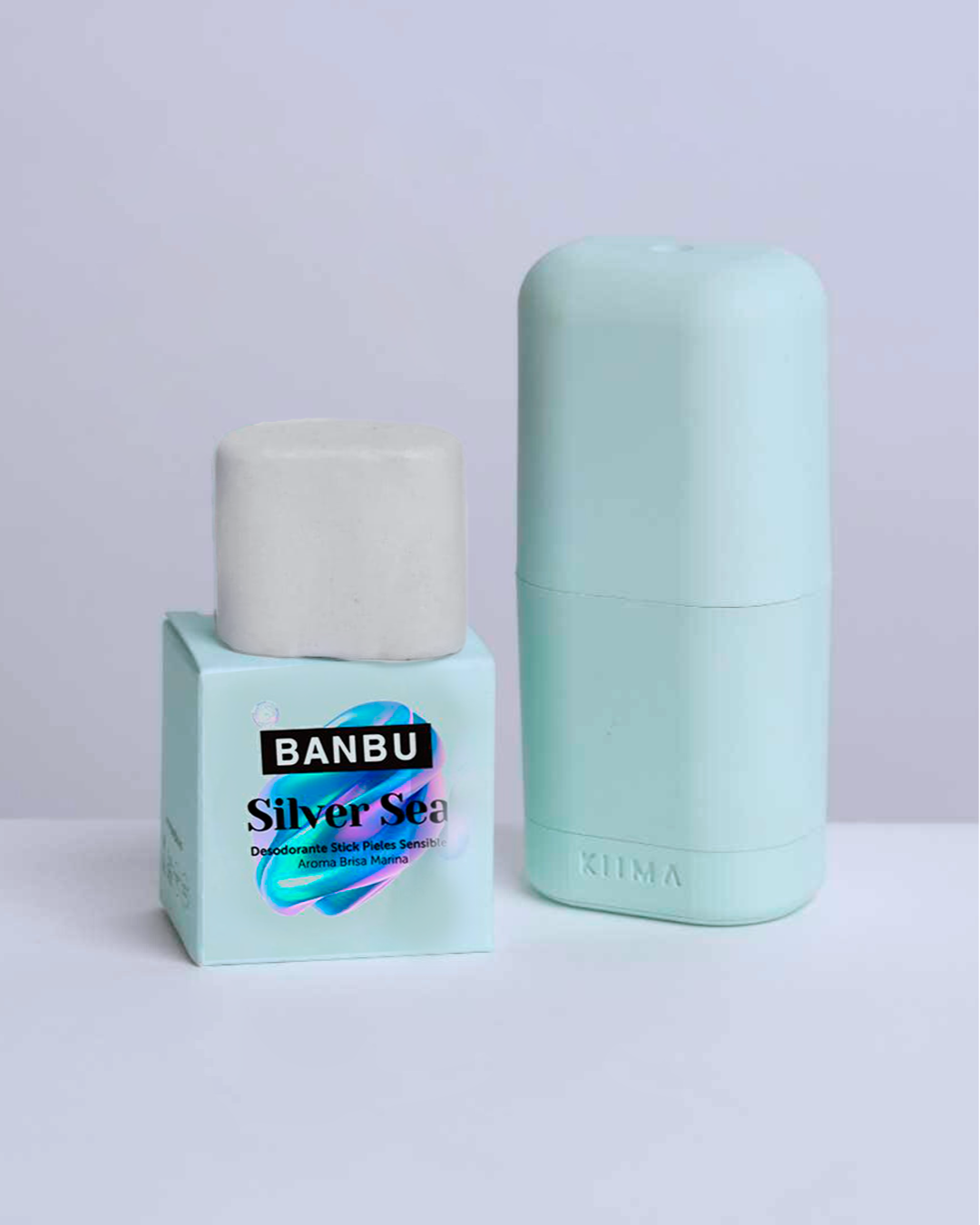 Formato de recarga de desodorante natural Silver Sea de BANBU junto a su aplicador reutilizable Kiima de color verde agua, ideal como el mejor desodorante mujer para pieles sensibles con aroma a brisa marina.